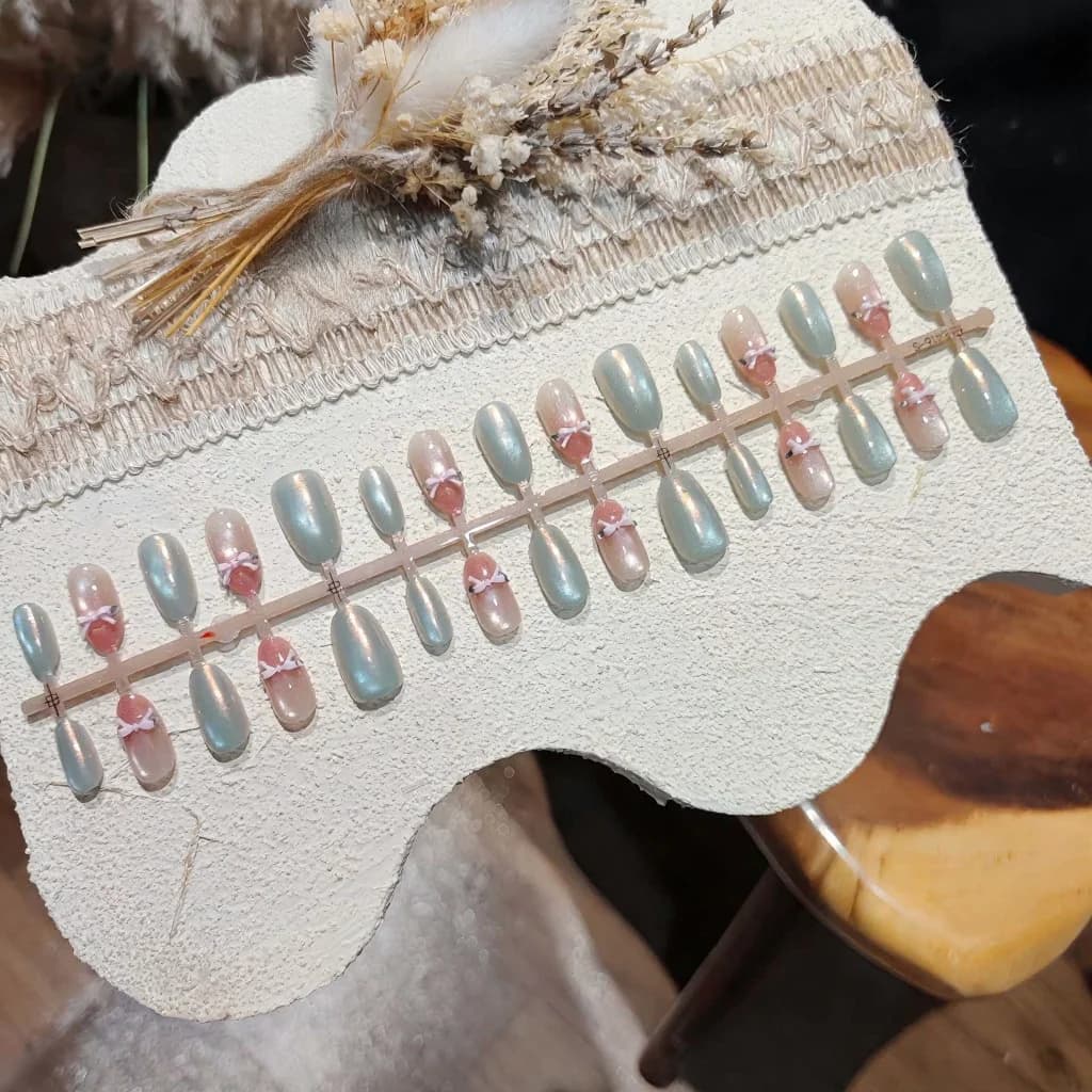 Rosa Cat-Eye Press-On-Nägel mit Schleife und Glasperlen