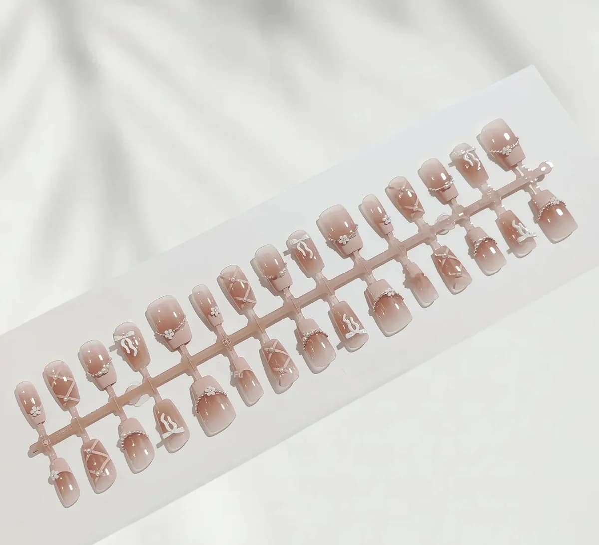 Rosa French-Tip Press-On-Nägel mit Ketten- und Schleifendesign, kurz quadratisch