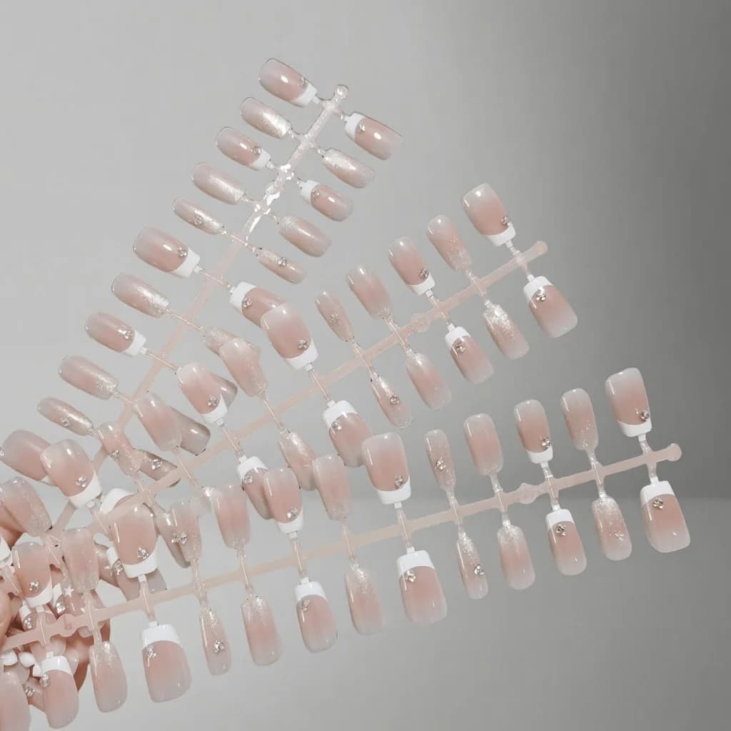 Künstliche Nägel French Tip mit Strasssteinen und Schleifen-Design, kurze quadratische Form