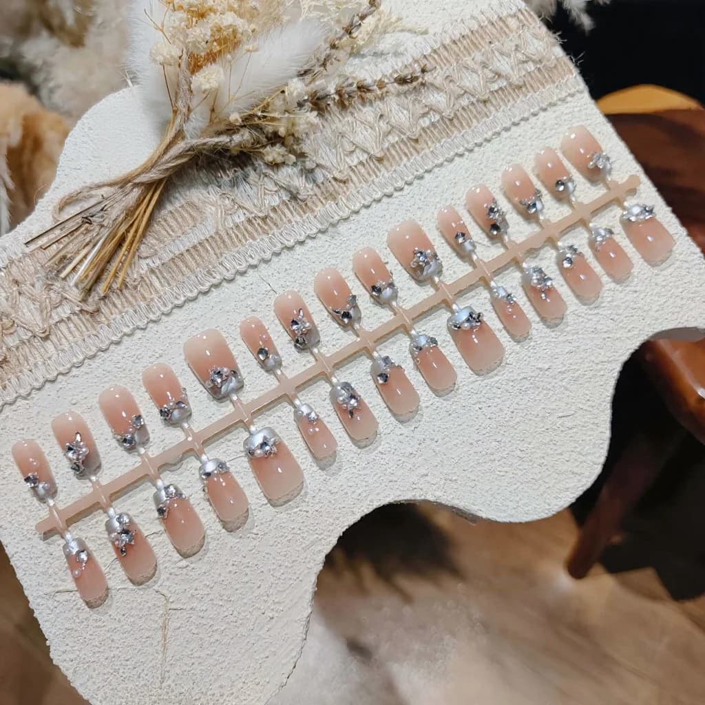 Blaue French-Tip Press-On-Nägel mit Perlen und Strasssteinen