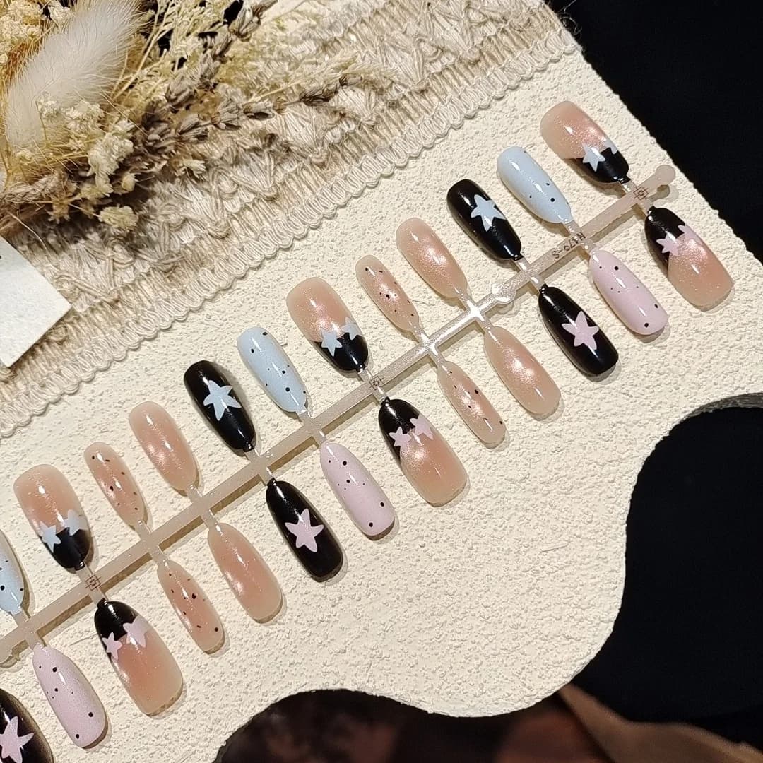 Cat-Eye-Stern-Künstliche Nägel mit Tupfen, süßer Maniküre-Stil