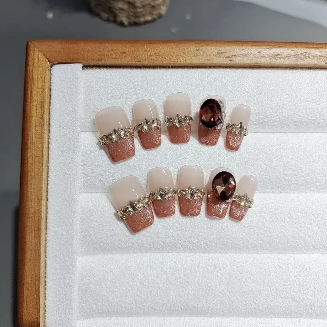 Press-On-Nägel French-Tip mit Strasssteinen und Cat-Eye-Design