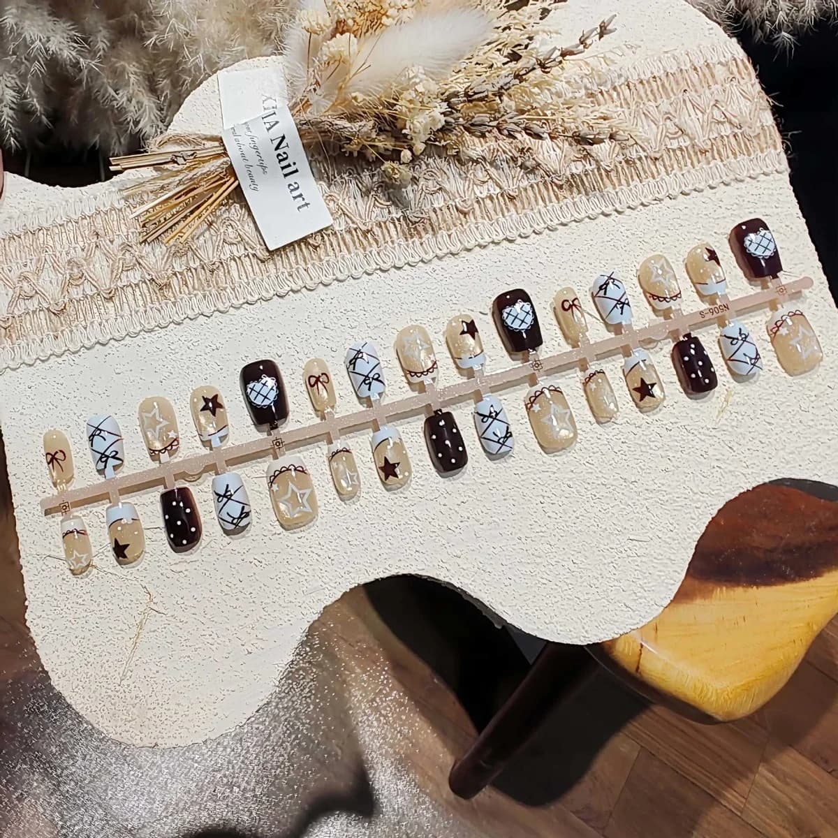 Nebelblaue Cat-Eye-Kunstnägel mit Schleifen- und Sternmotiv