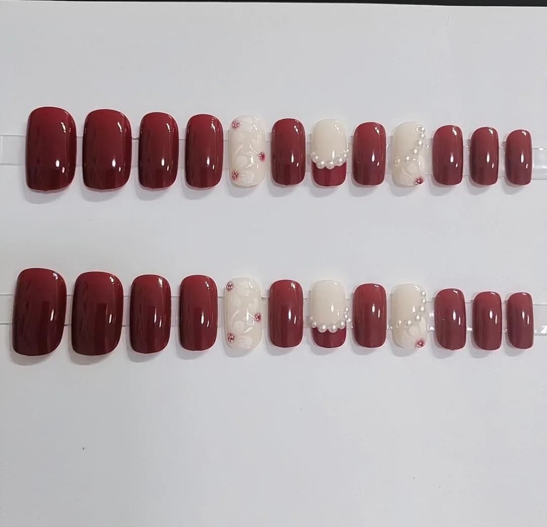 Rote Lolita-Mittelkunstnägel im süßen Stil