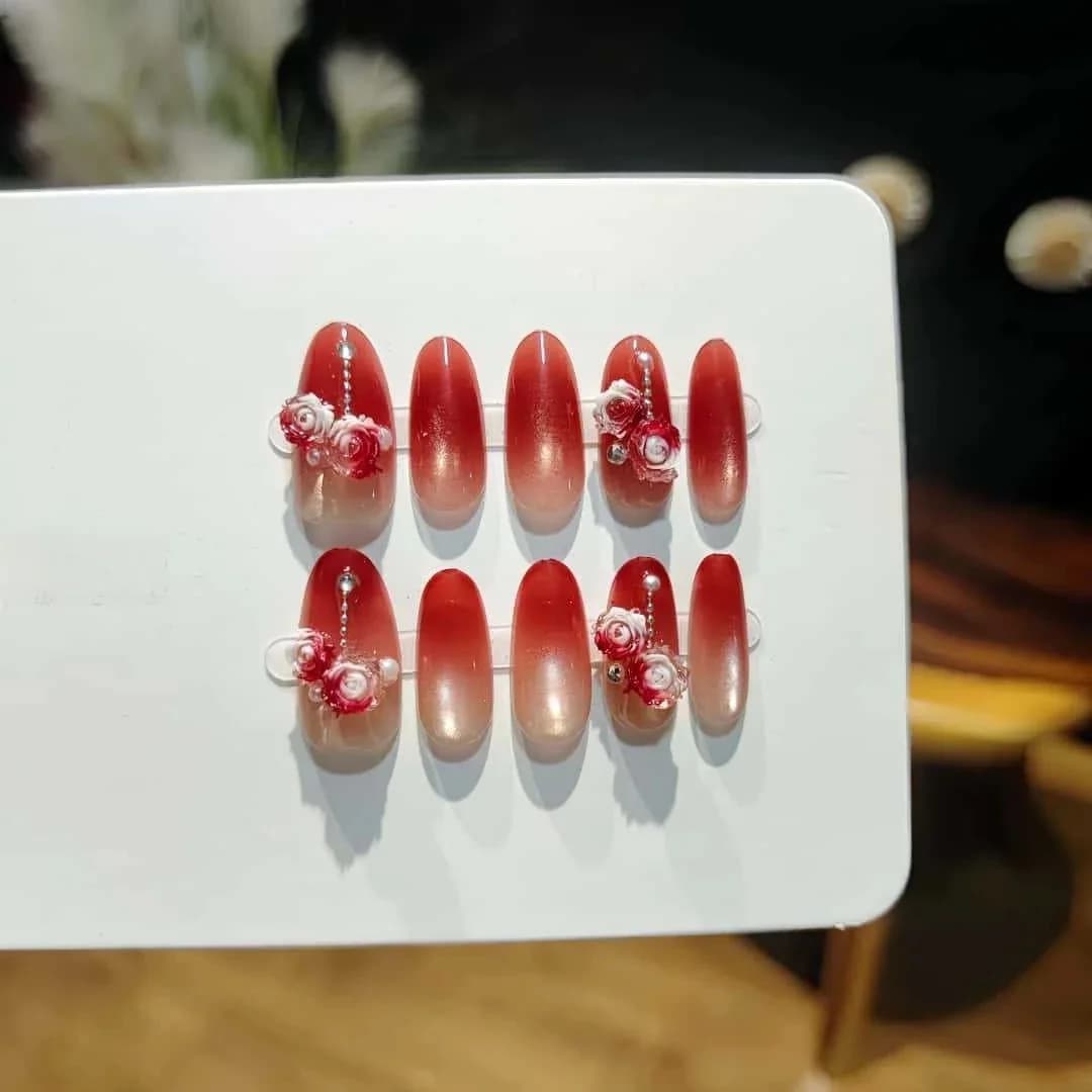 Rosengarten Cat-Eye-Kunstnägel, roter Farbverlauf, Glitzer, ovale Form
