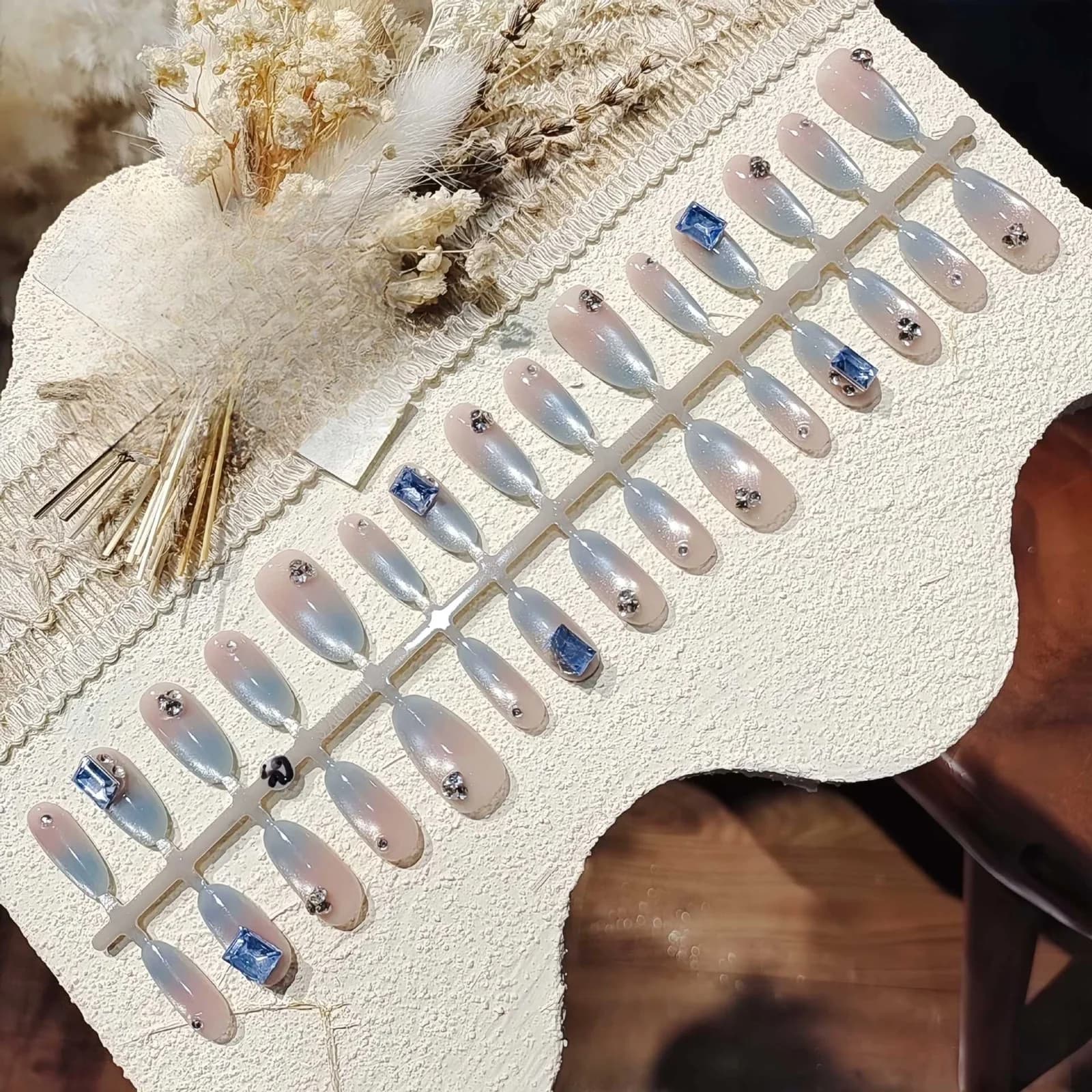 Eisblaue Cat Eye Künstliche Nägel mit Glitzer-Verlauf Mittel Oval