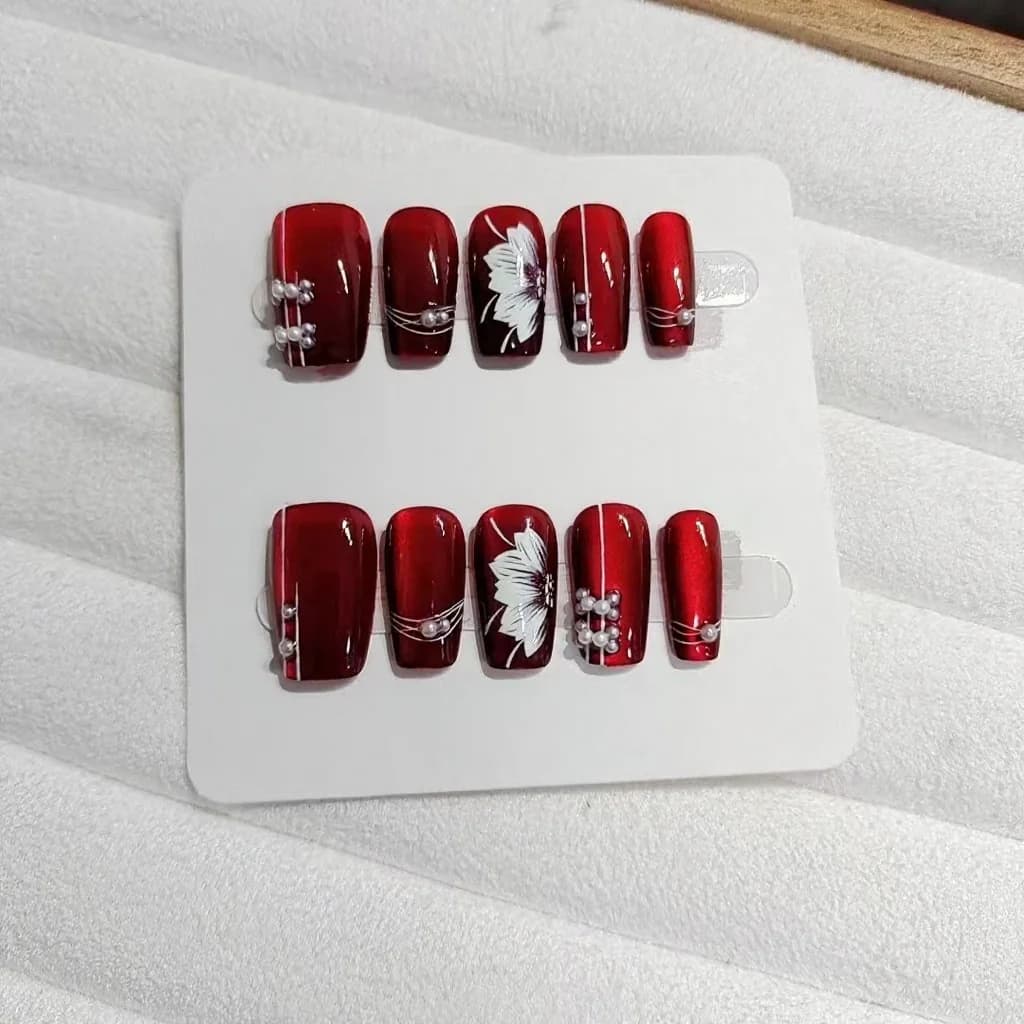 Rote Blumen Künstliche Nägel Mittlere Coffin-Form Glitzer-Finish 10 Stück