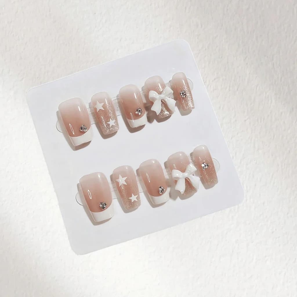 Künstliche Nägel French Tip mit Strasssteinen und Schleifen-Design, kurze quadratische Form