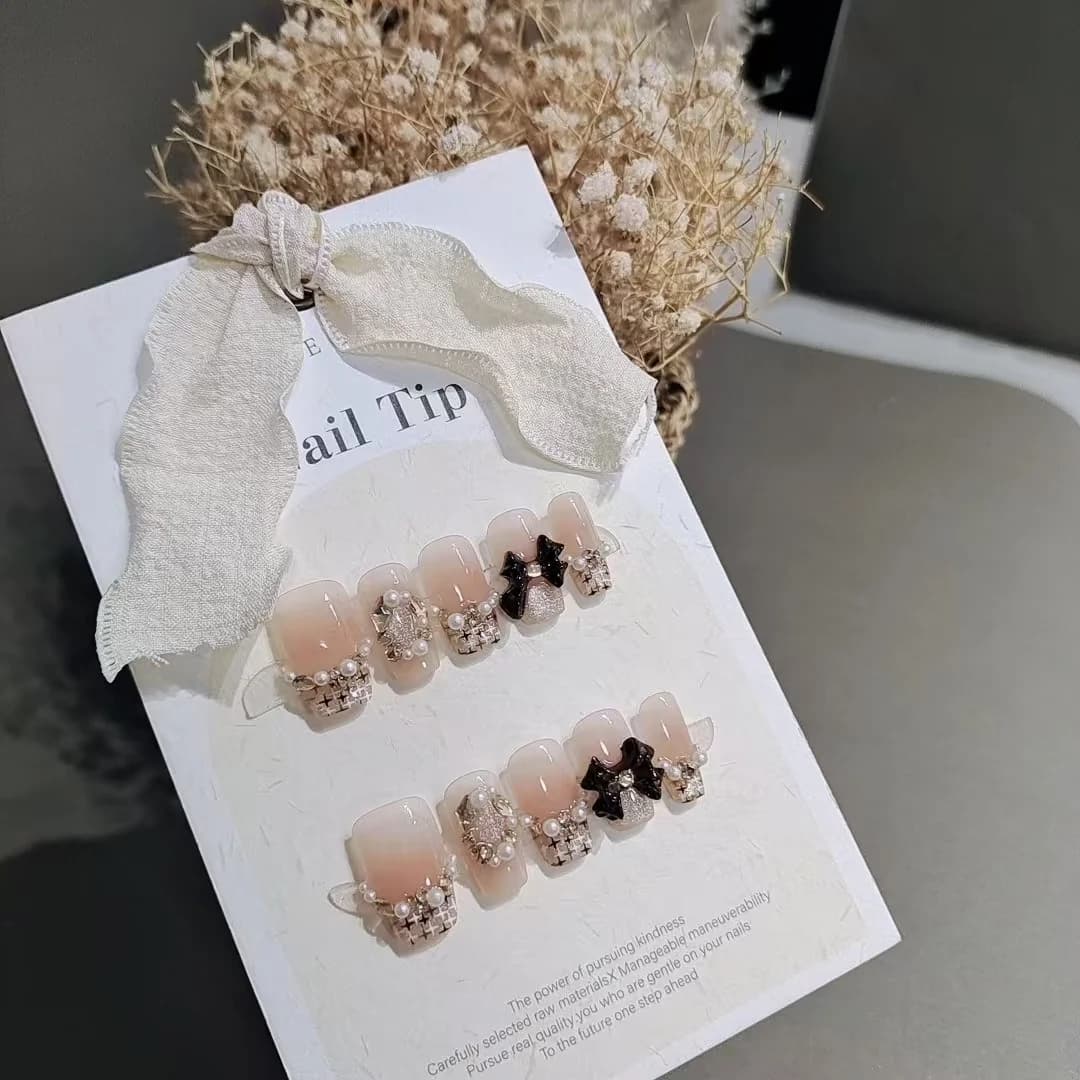 Press-On-Nägel Kurz Coffin Karo Schmetterling Strass Perlen Design