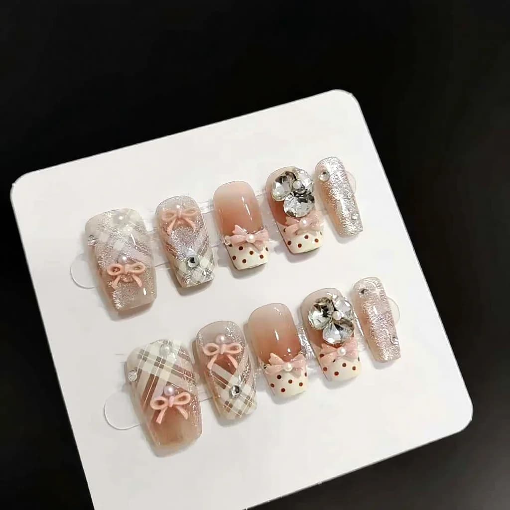 Cremige Lilie French-Tip-Kunstnägel Cat-Eye Kurz Coffin 30 Stück
