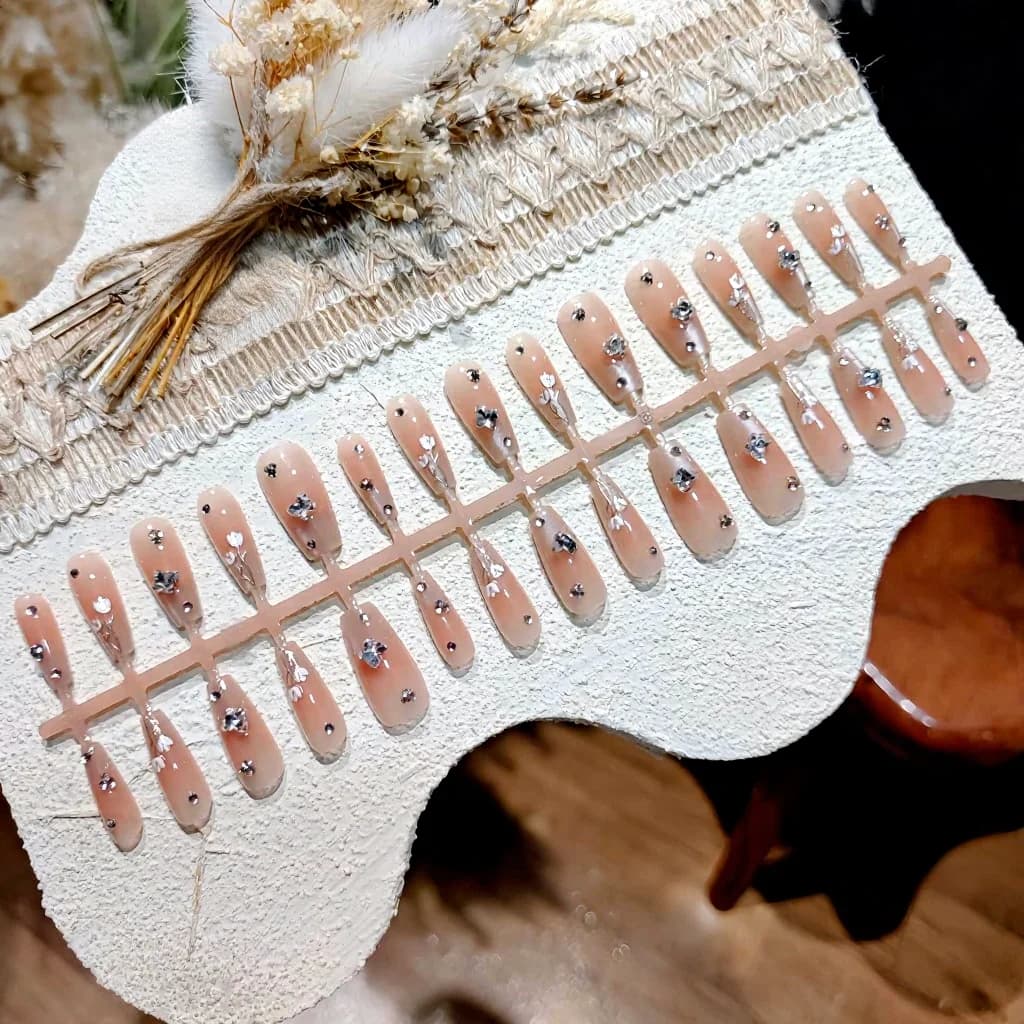 Französische Spitze Press-On Nägel mit Blumen, Schmetterlingen & Strasssteinen