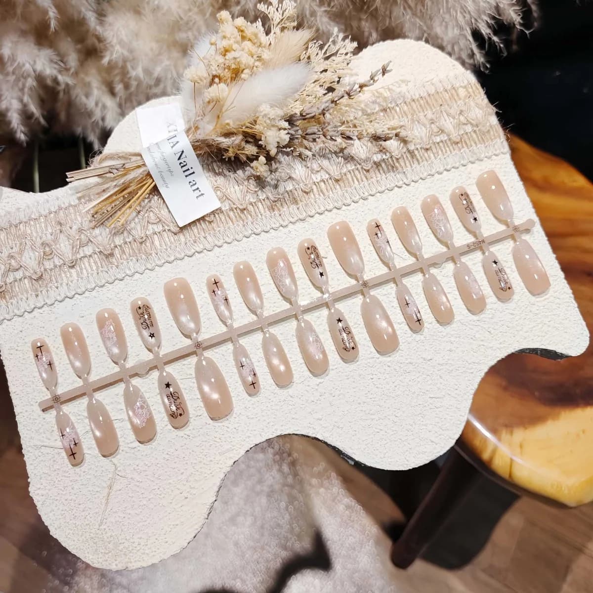 Milchweiße Cat-Eye Klebenägel, ovale Form, 30 Stück