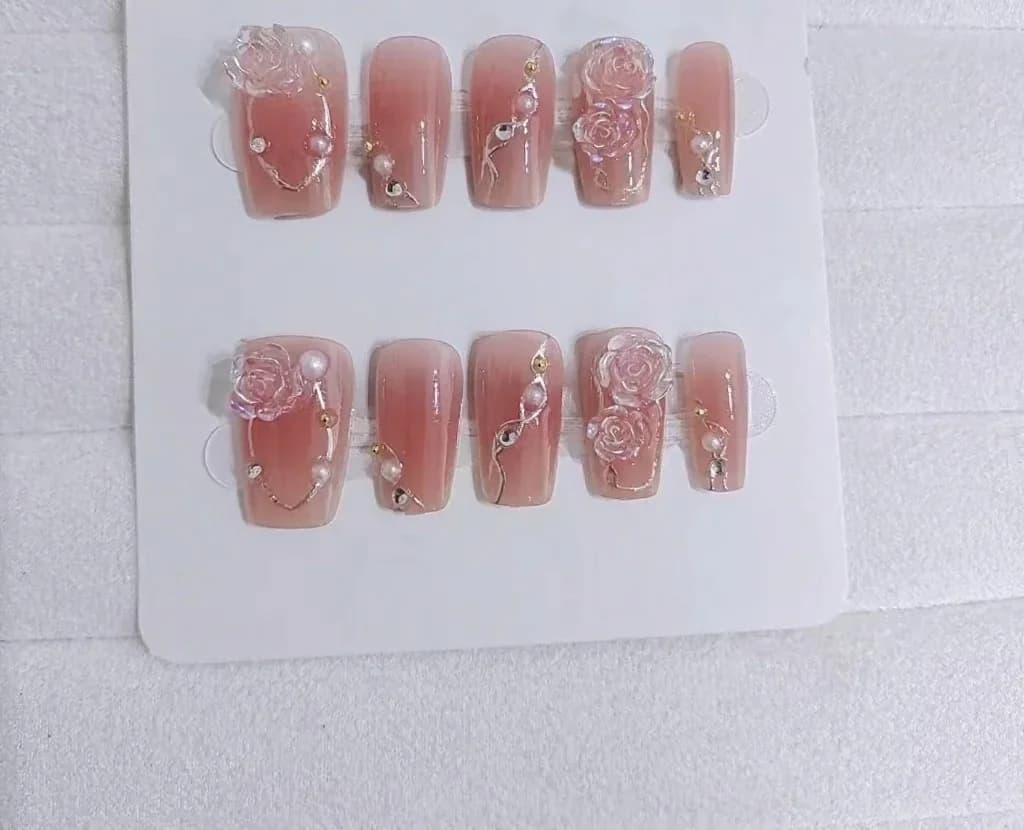 Goldene Kamelien Künstliche Nägel Blumendesign Süßer Stil Maniküre-Set