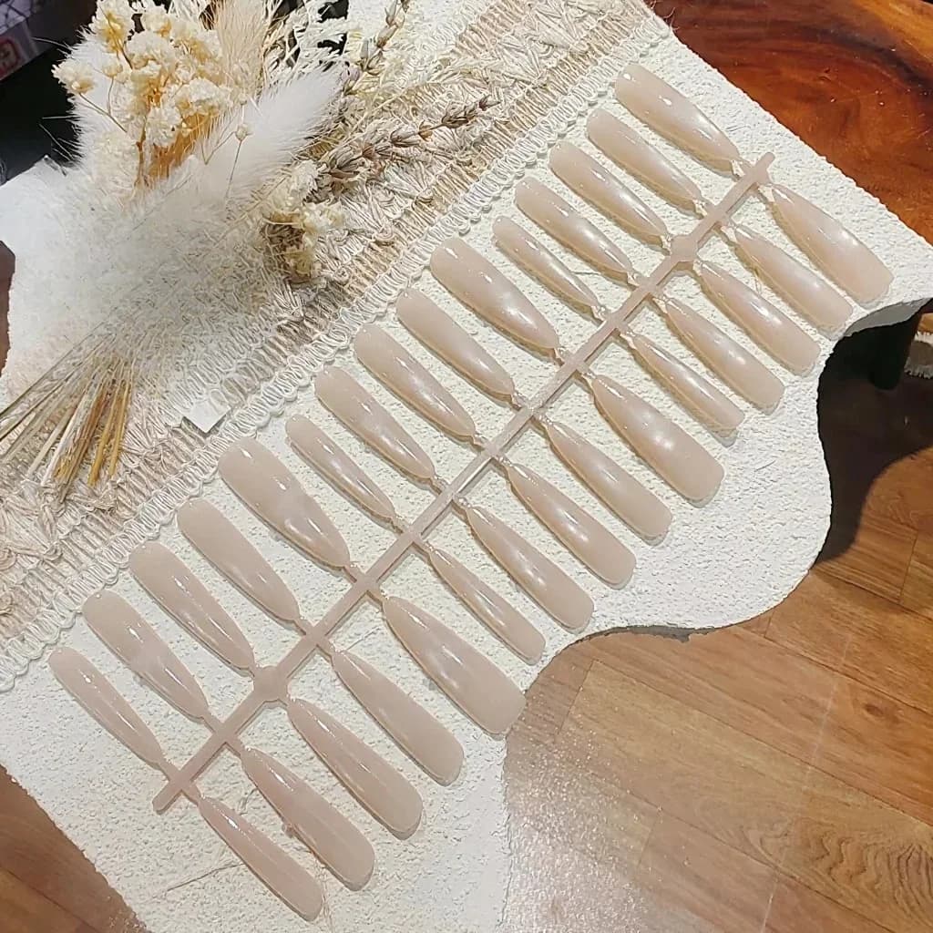 Nude Press-On-Nägel mit Goldglitter, Katzenaugen-Effekt und Glasperlen