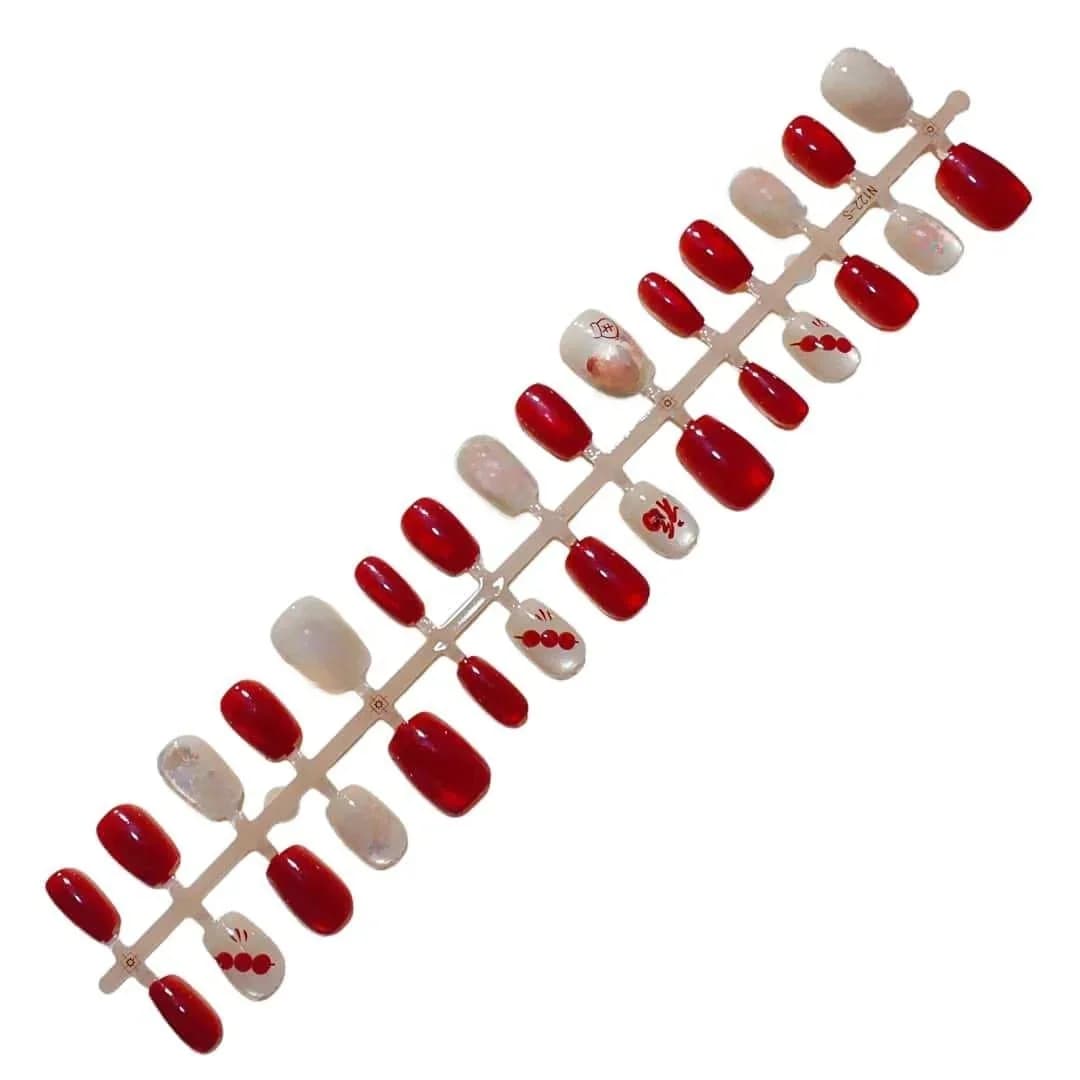 Rote Cat-Eye-Kunstnägel mit Glasperlen und Glitzer-Design