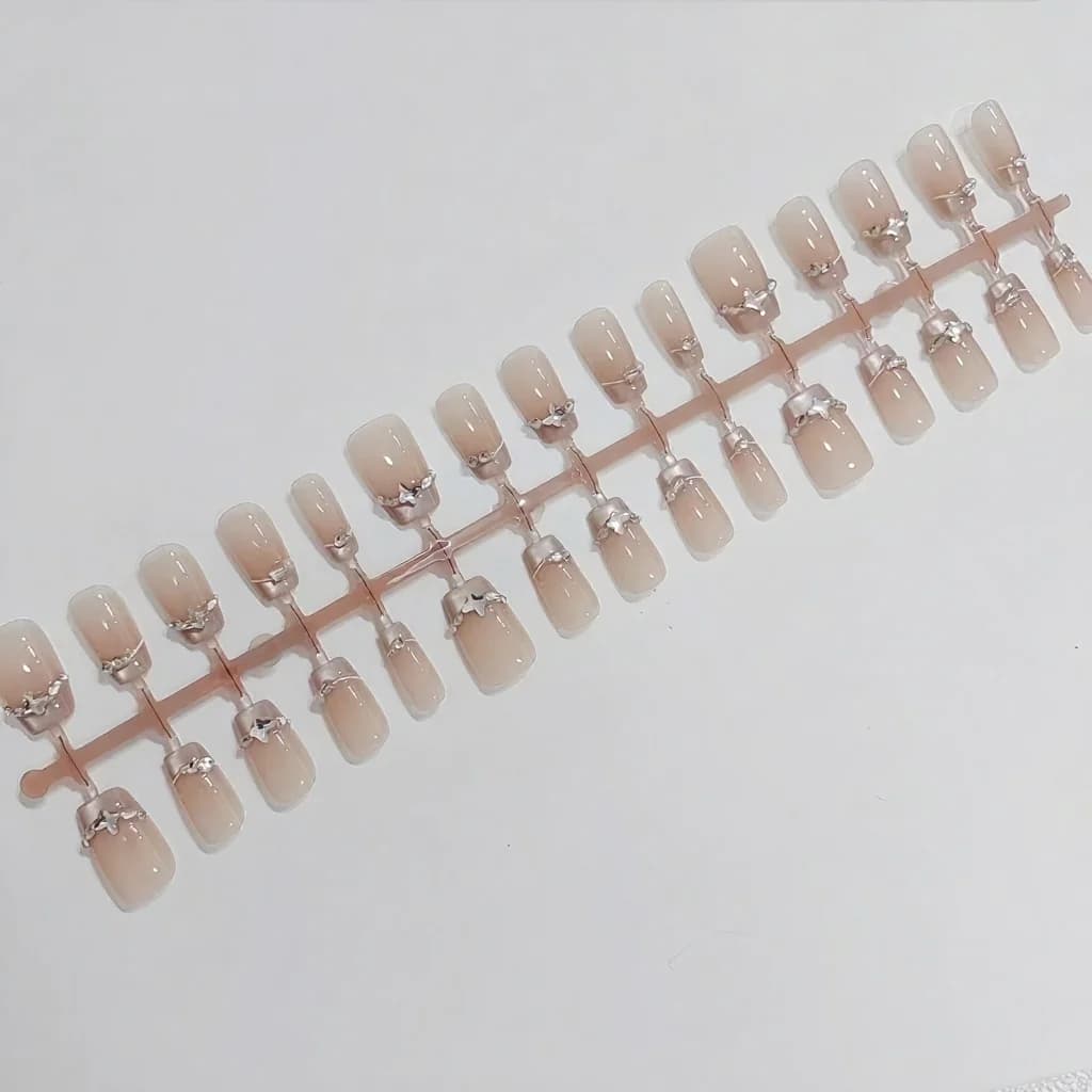 French-Tip-Künstelnägel mit Schmetterlings-Strasssteinen und Cat-Eye-Effekt