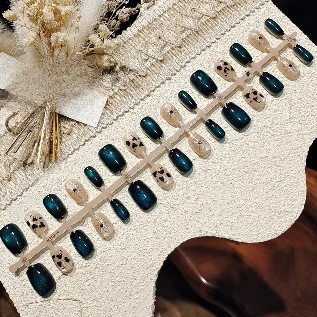 Dunkelgrüne Cat-Eye Press-On-Nails, kurze Ballerina-Form