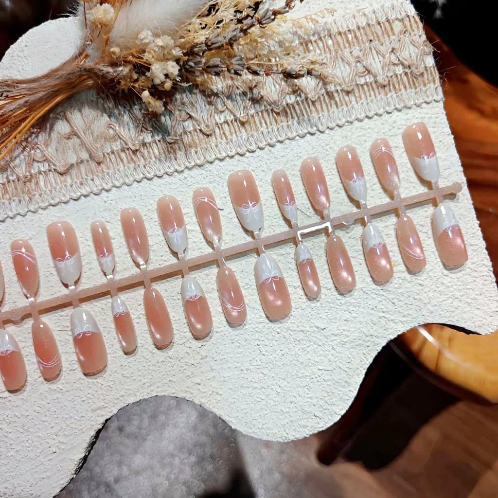 Milchweiße Cat-Eye Press-On-Nägel, mittlere ovale Form, 30 Stück
