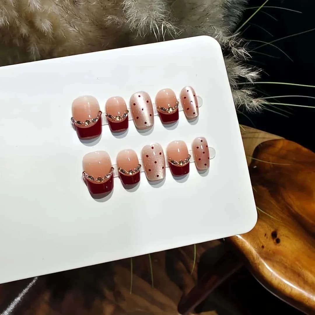 Red Brownie Cat Eye Press-On-Nägel mit Strasssteinen