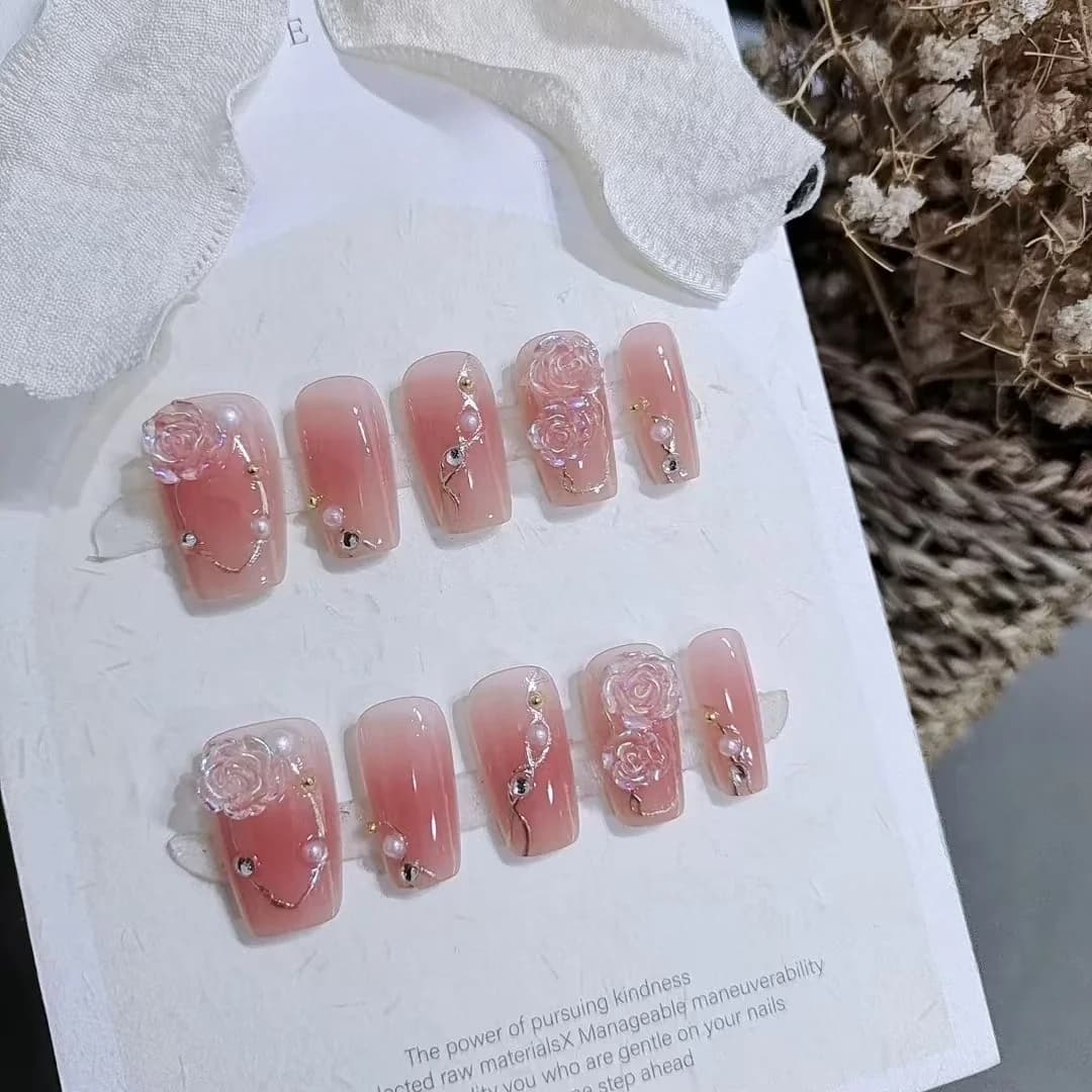 Goldene Kamelien Künstliche Nägel Blumendesign Süßer Stil Maniküre-Set