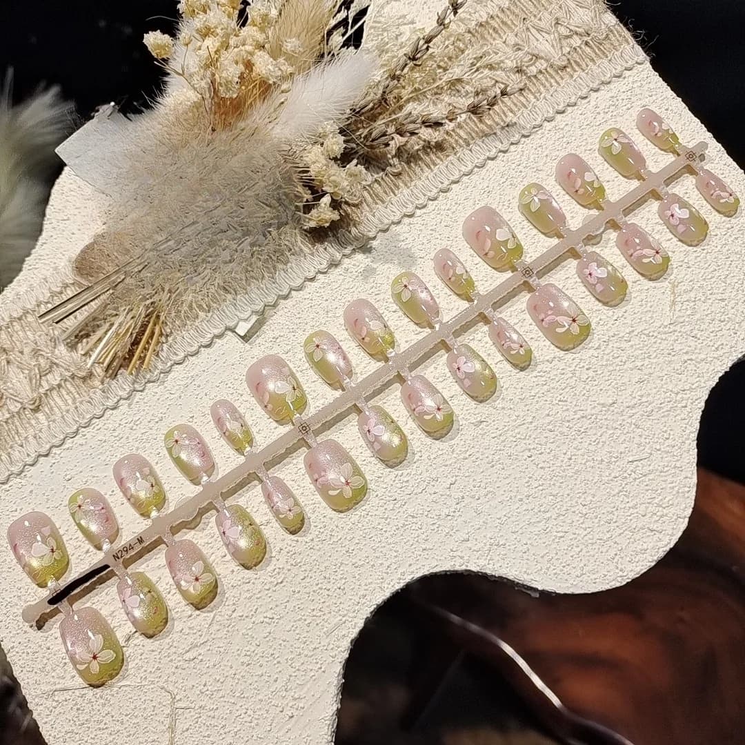 Cat-Eye Press-On-Nägel mit Spiegelpuder und Strasssteinen