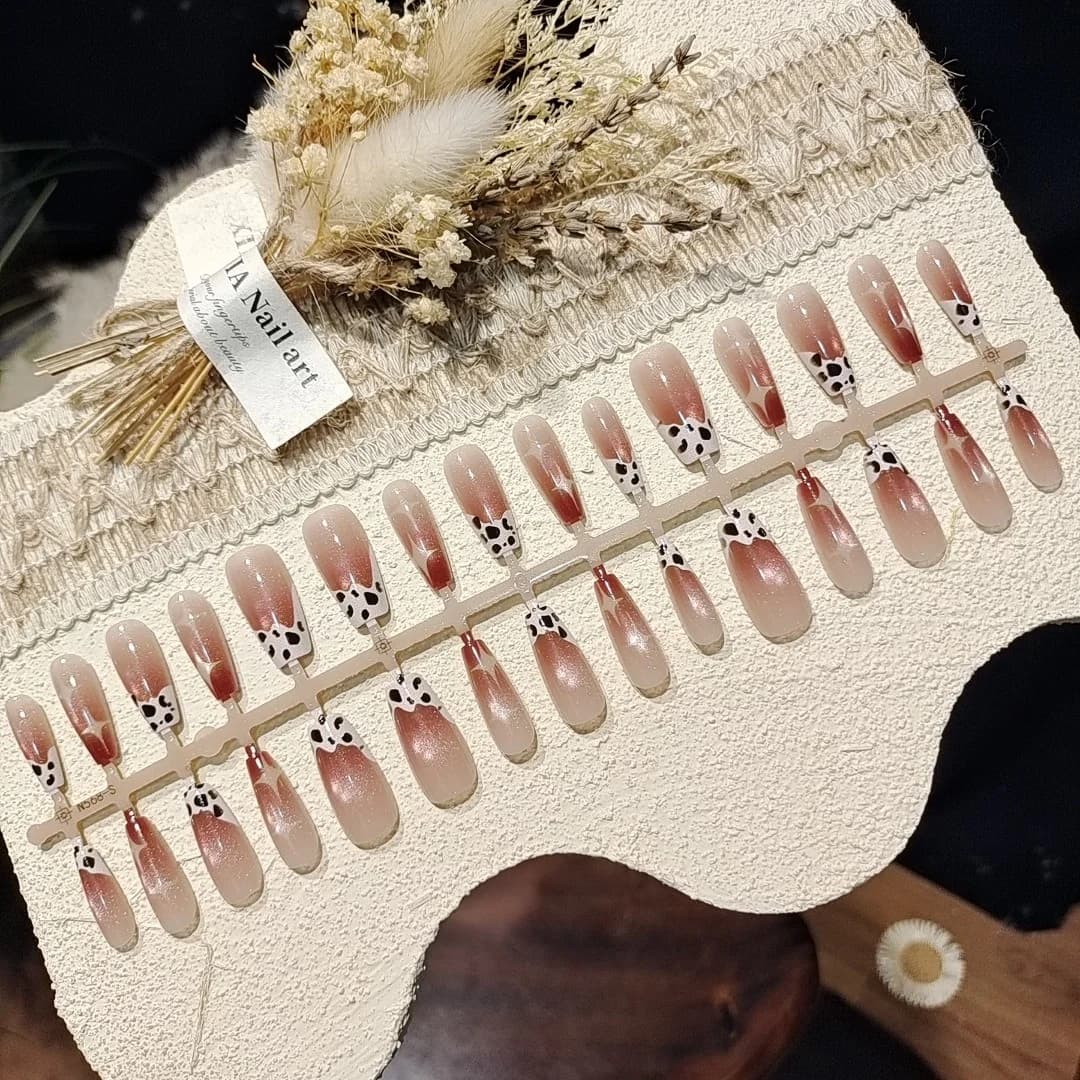 Katzenaugen-Kunstnägel Dämmerbraun mit Glasperlen-Design