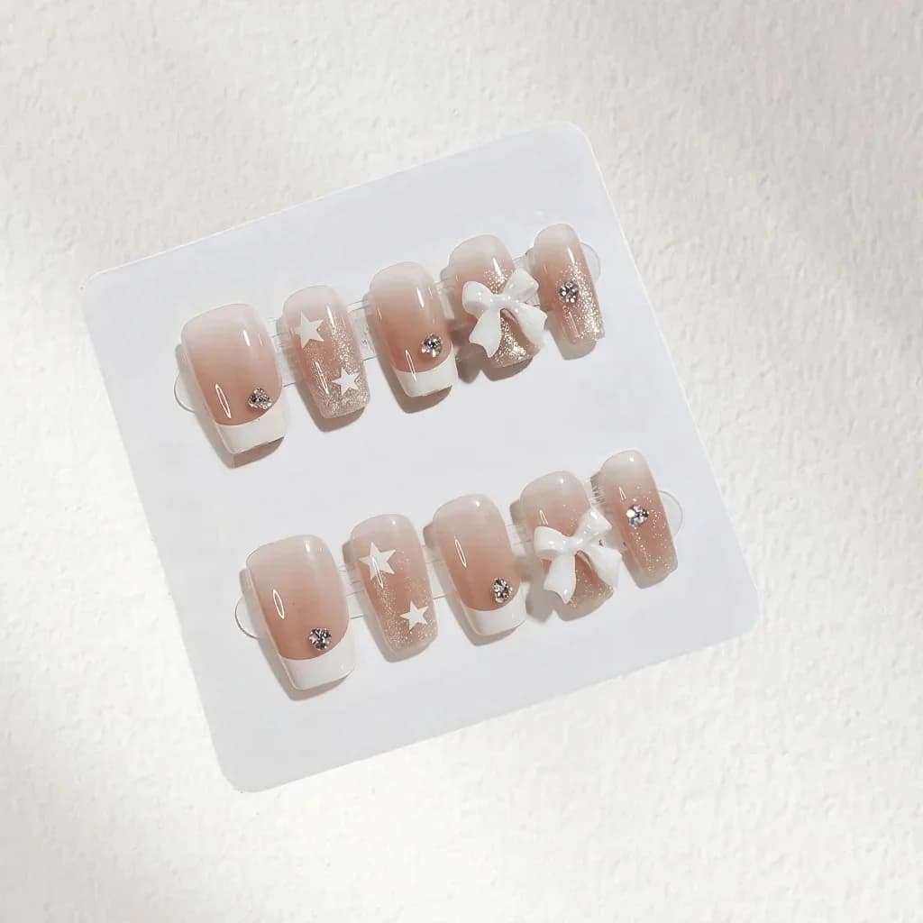 Künstliche Nägel French Tip mit Strasssteinen und Schleifen-Design, kurze quadratische Form