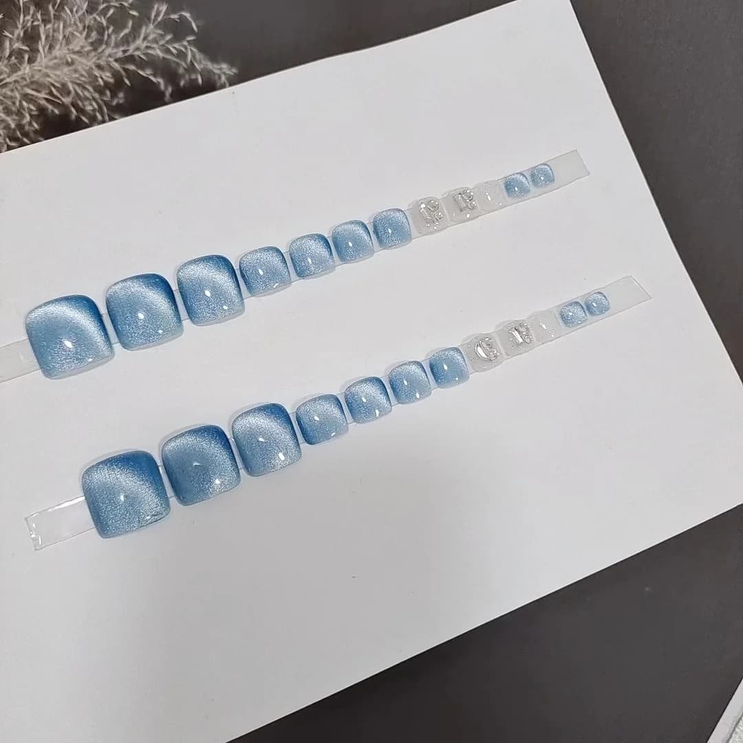 Hellblau Cat Eye Press-On Zehennägel Kurz Sommerstil
