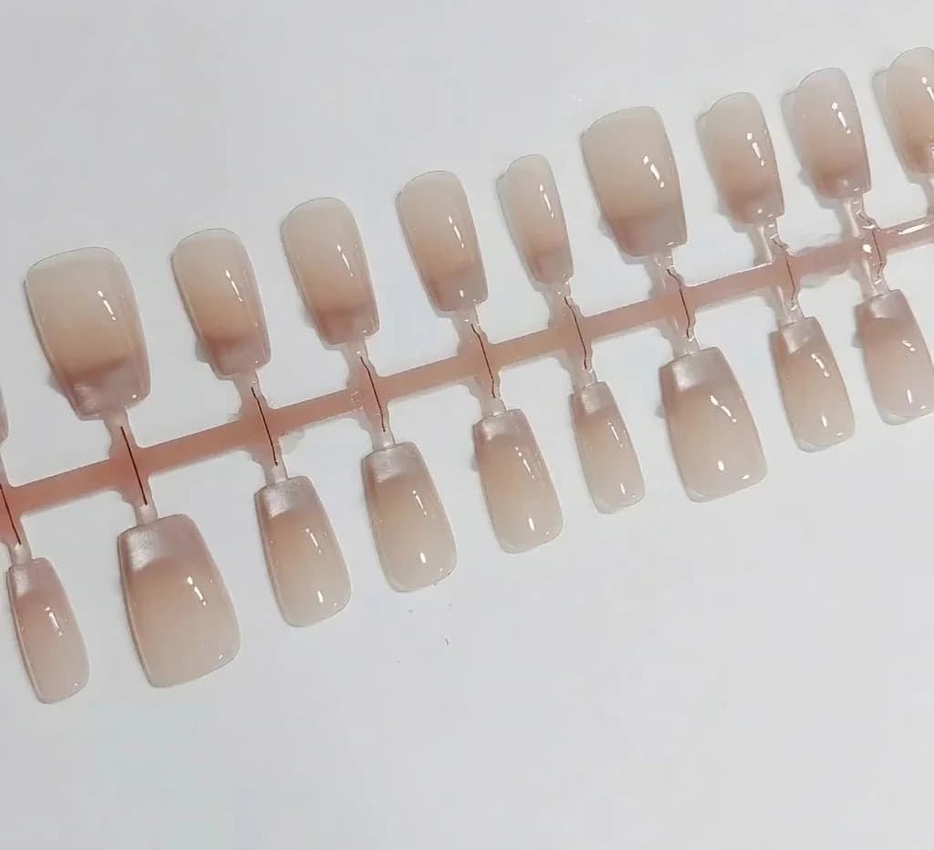 French-Tip-Künstelnägel mit Schmetterlings-Strasssteinen und Cat-Eye-Effekt