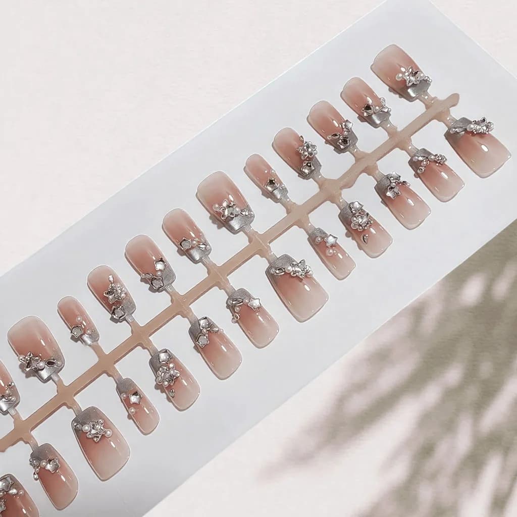 Blaue Rose French Tip Künstliche Nägel mit Perlen und Strasssteinen