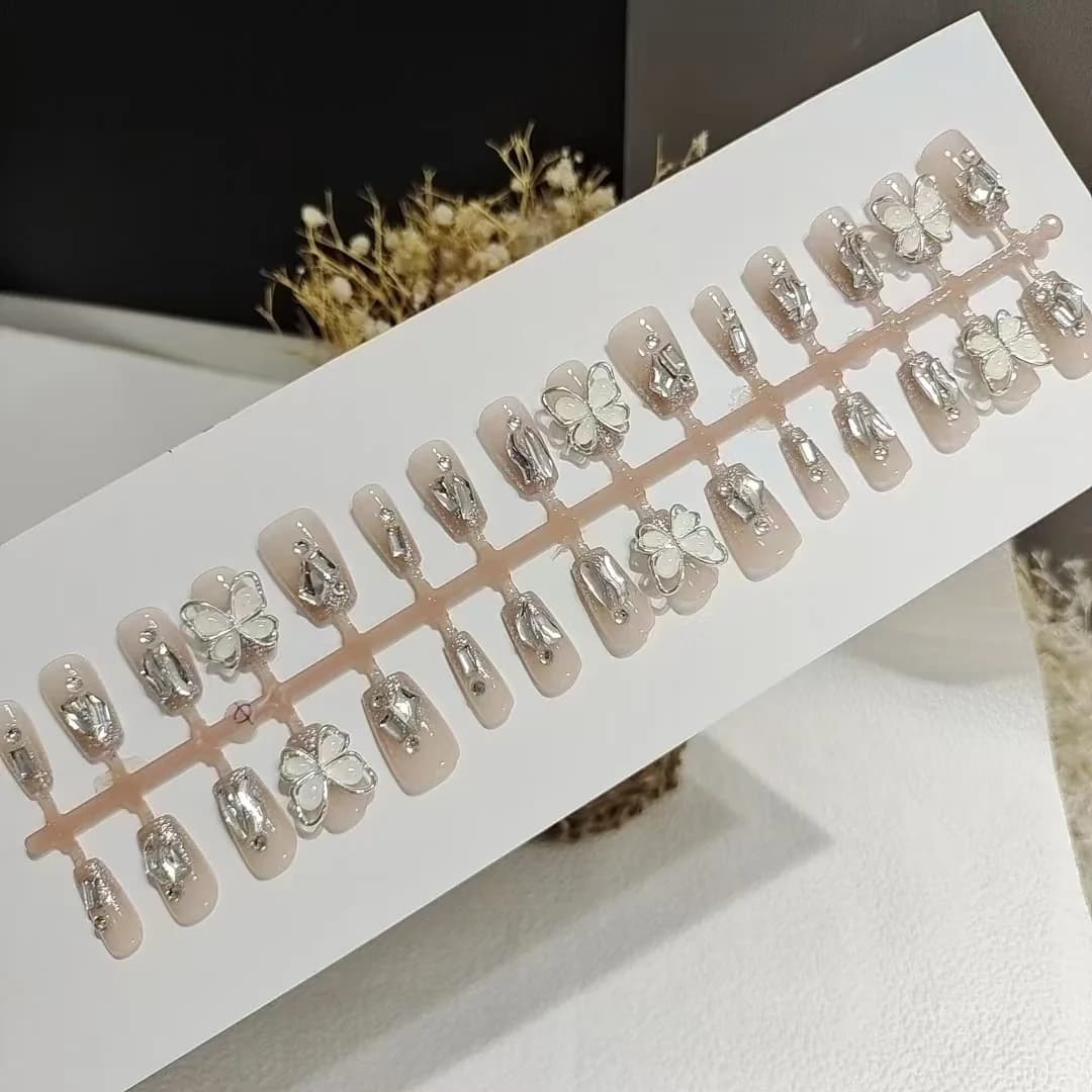 Künstliche Nägel mit Jade-Schmetterlingsdesign, kurze und mittlere Coffin-Form