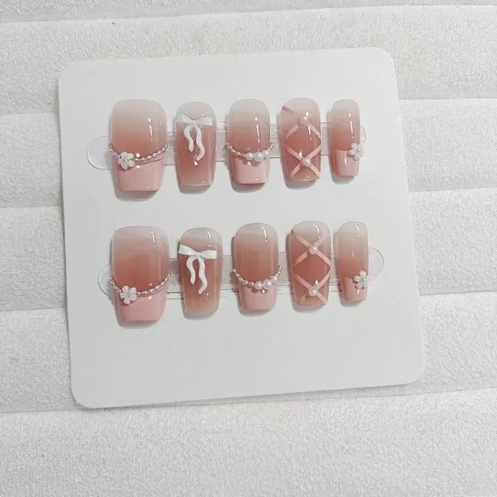 Rosa French-Tip Kunstnägel mit Ketten-Schleifen-Design kurz quadratisch