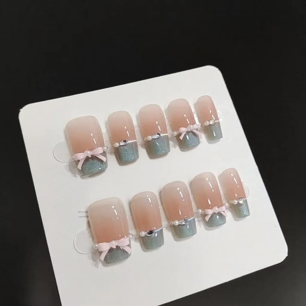 Blaue Kristall-Schmetterling-Kunstnägel mit Cat-Eye-French-Tip