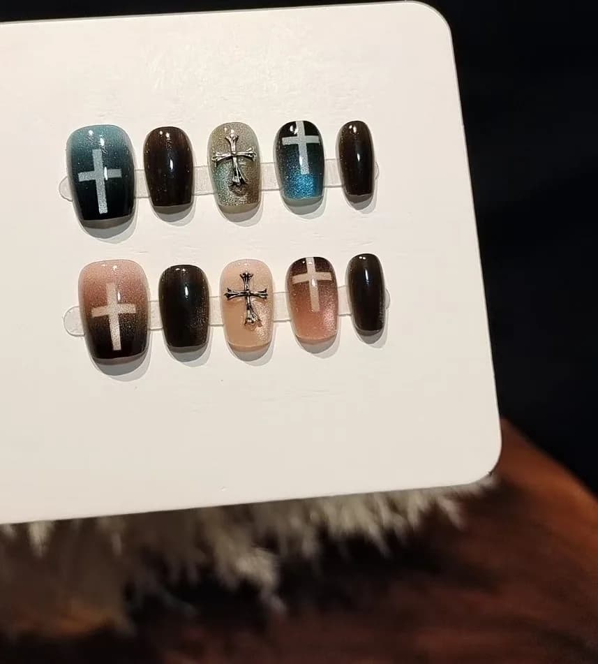 Blau-Rosa Cat Eye Press-On Nägel mit Glasperlen und Kreuz-Design