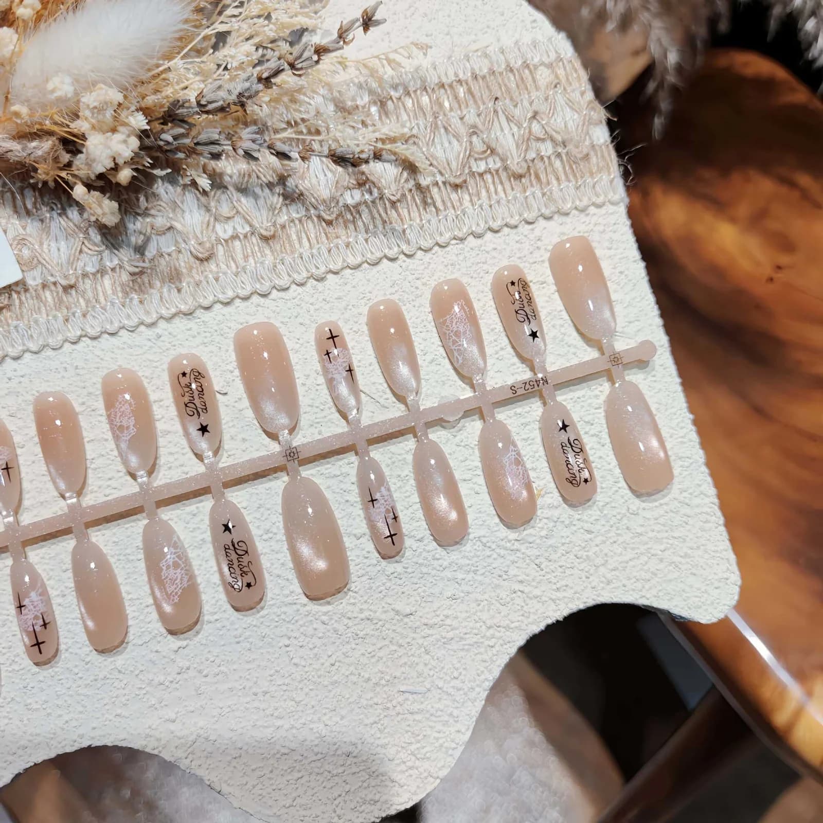 Milchweiße Cat-Eye Klebenägel, ovale Form, 30 Stück