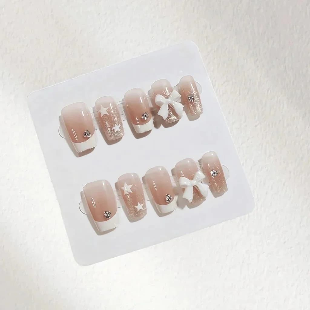 Künstliche Nägel French Tip mit Strasssteinen und Schleifen-Design, kurze quadratische Form