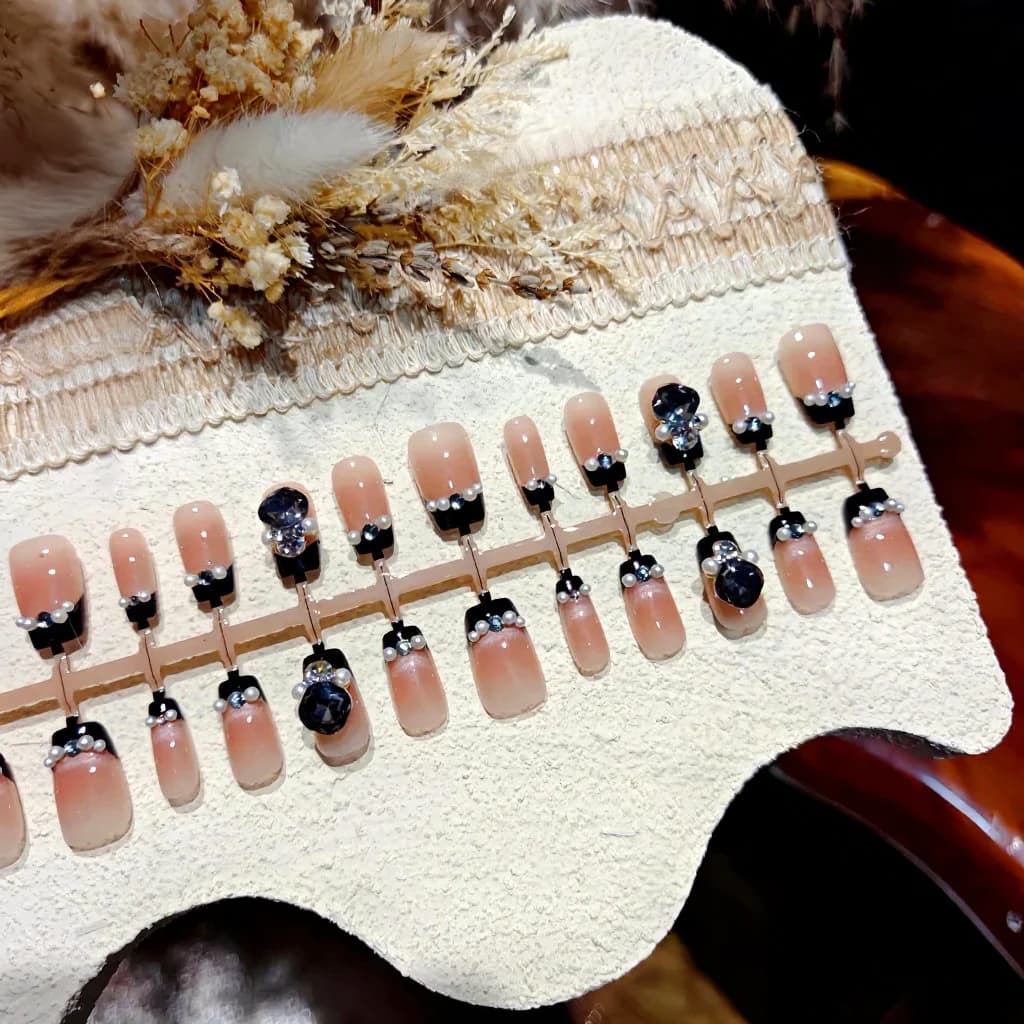 Schwarze Cat-Eye-Kunstnägel mit Perlen und Strasssteinen