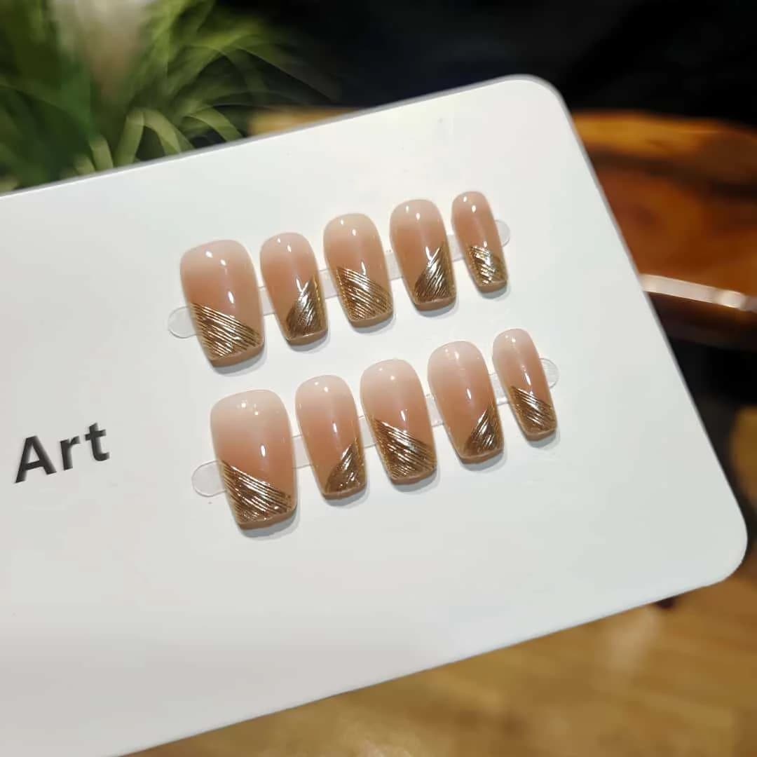 Diagonale French-Tip-Kunstnägel mit Spiegel-Chrome-Finish