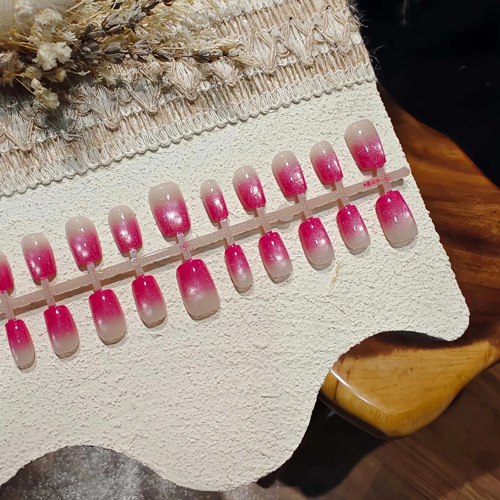 Rosa-Farbverlauf Cat Eye Press-On Nägel Kurze Ballerina-Form