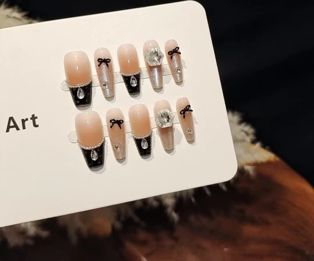 Pfirsich-Dunkelbraune Kunstnägel mit Schleifen-Cat-Eye-Glitzer-Design