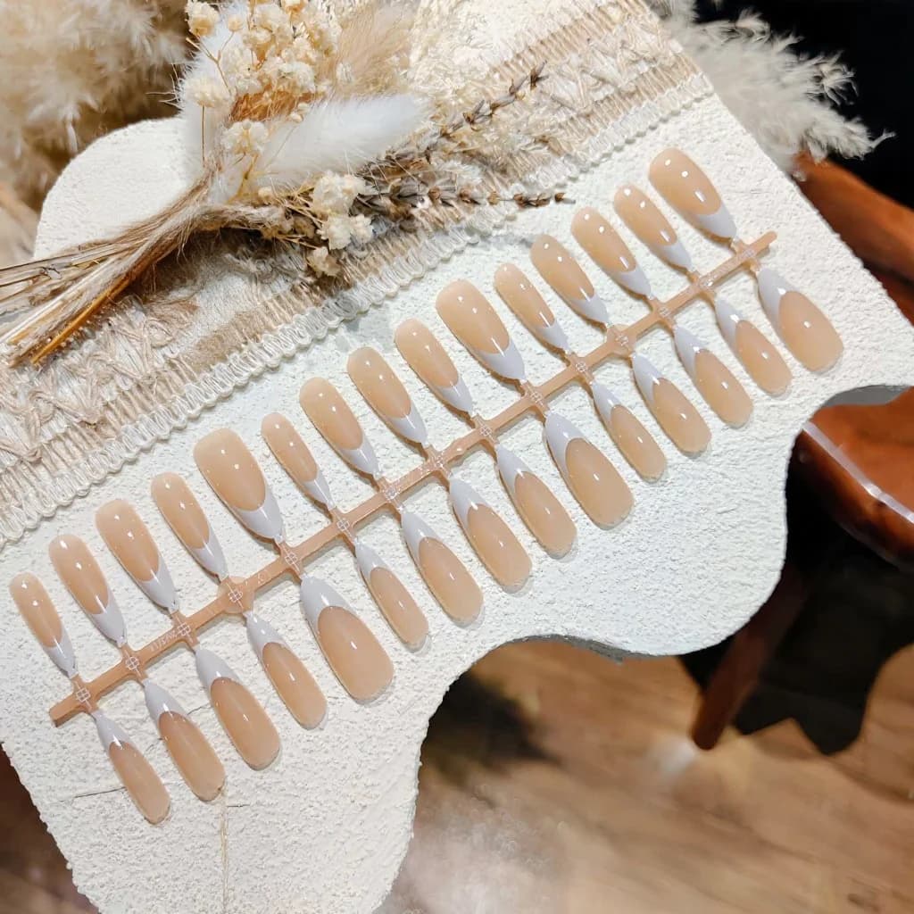 Grau-weiße French-Tip-Kunstnägel, lang, mandelförmig, Komplettset