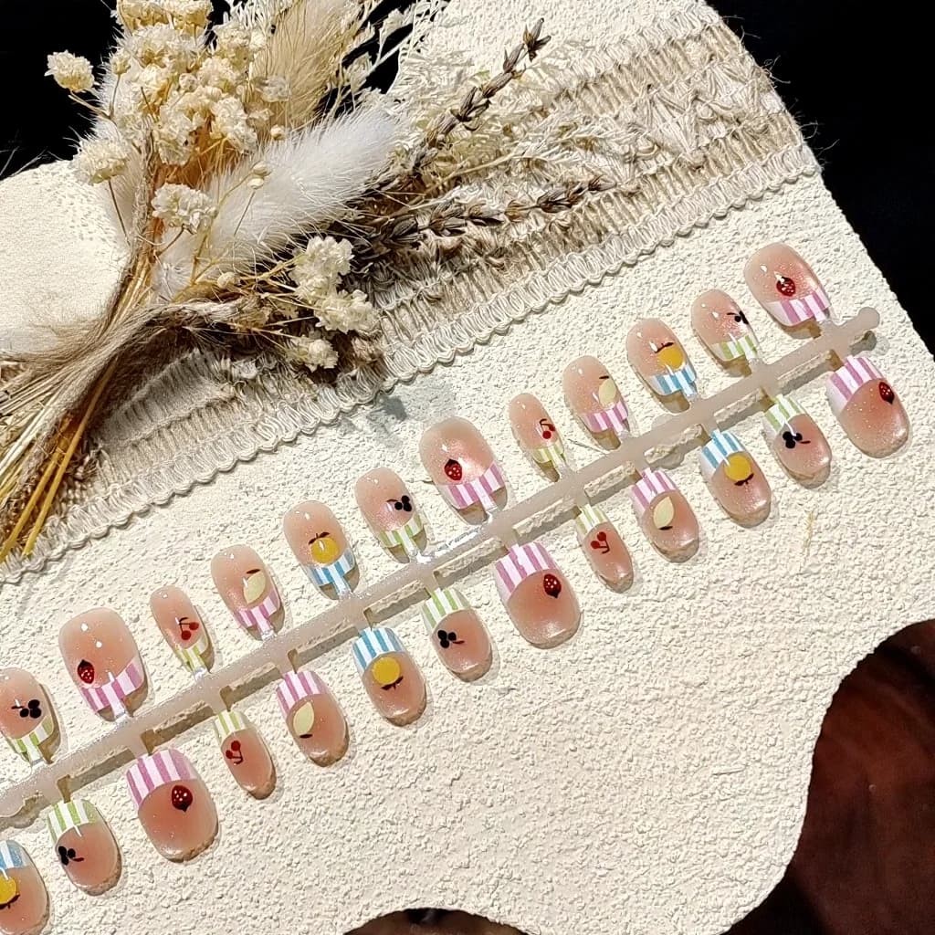 Kurze Ballerina-Künstelnägel, Cat-Eye-Candy-Stil mit Strasssteinen