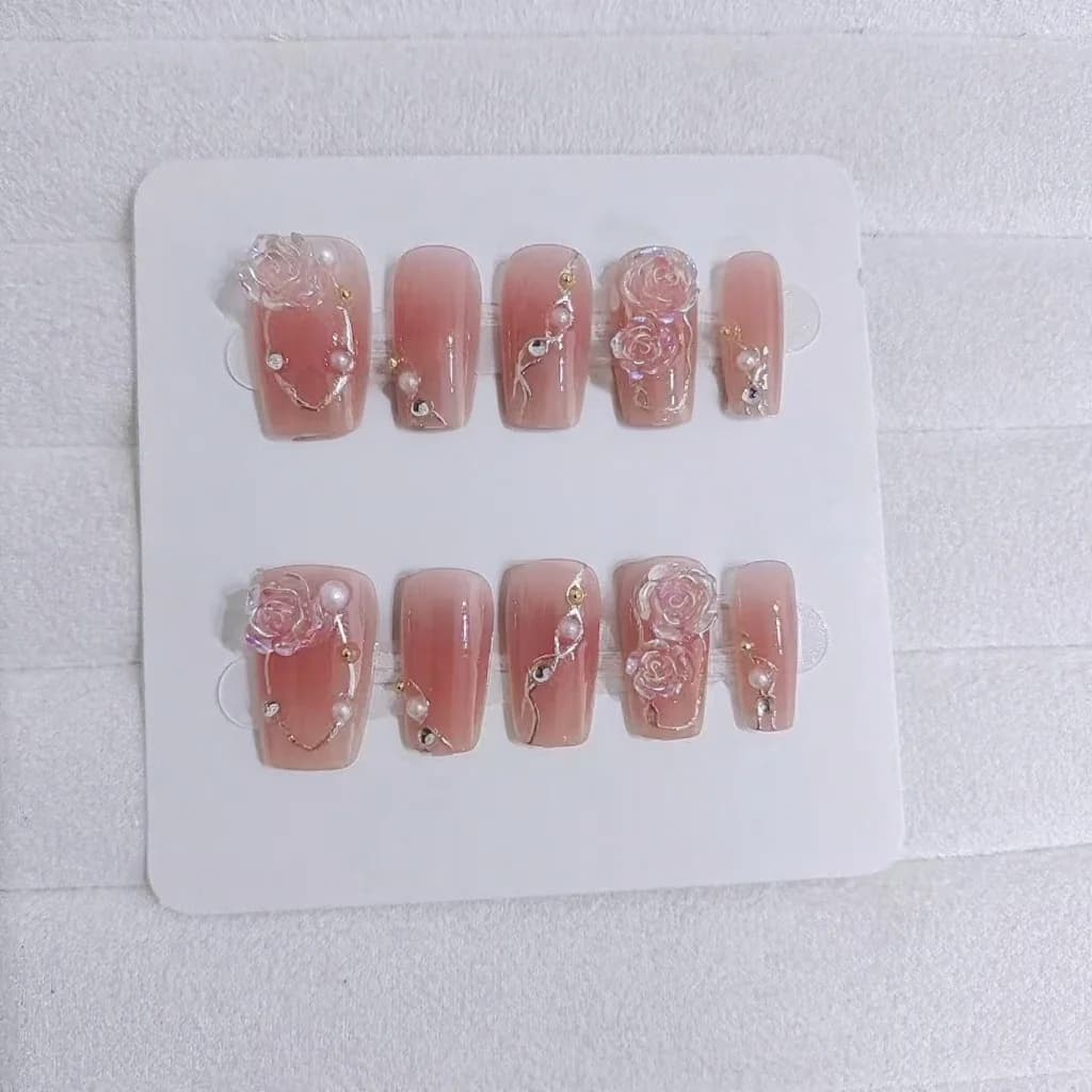 Goldene Kamelien Künstliche Nägel Blumendesign Süßer Stil Maniküre-Set