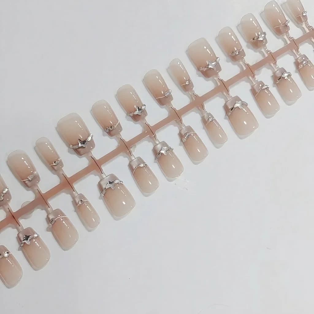 French-Tip-Künstelnägel mit Schmetterlings-Strasssteinen und Cat-Eye-Effekt