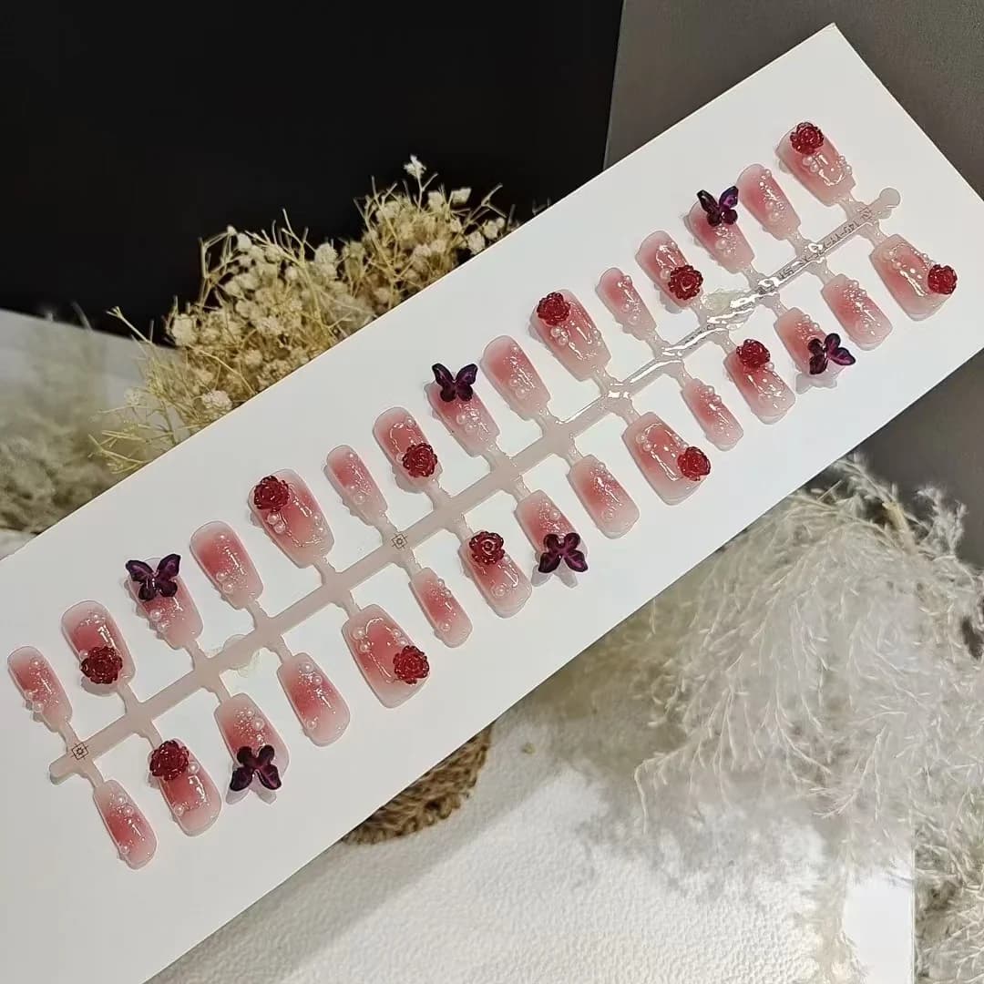 Press-On-Nägel, kurz, Sargform, Pflaumen-Rouge-Farbverlauf, Blumen- und Schmetterlingsdesign, 30 Stück