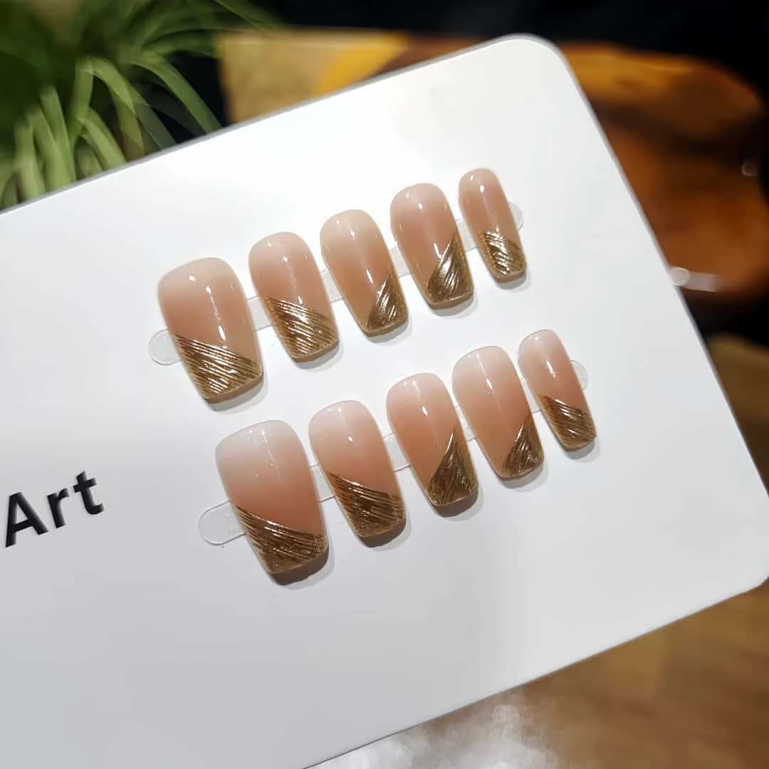 Kunstnägel mit diagonalem French-Tip und Spiegel-Chrome-Finish