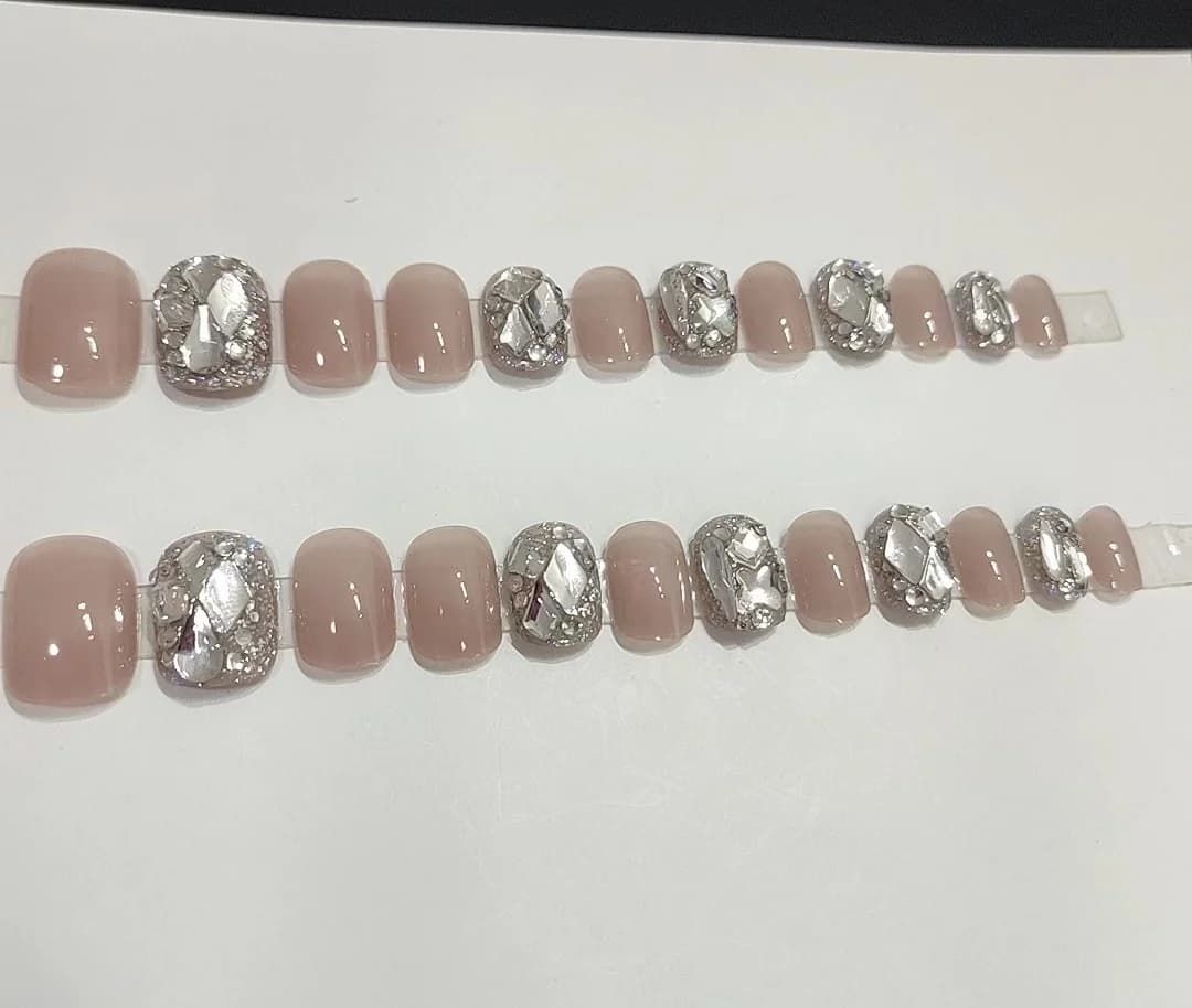Kurze Press-On-Nägel mit eis-transluzentem Strass-Design, 24 Stück