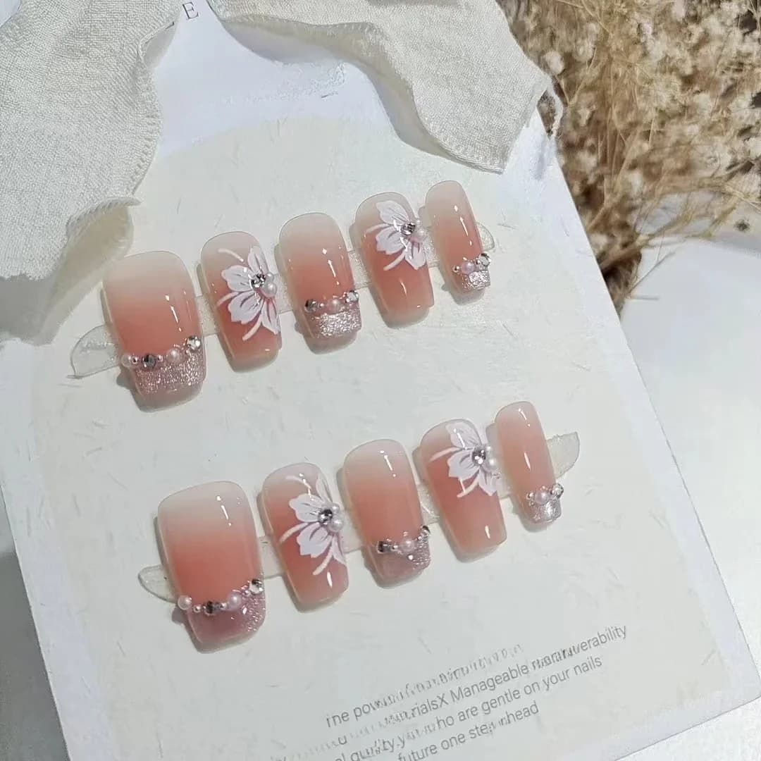 Cat Eye Lilie Press-On-Nägel mit Perlen und Strasssteinen