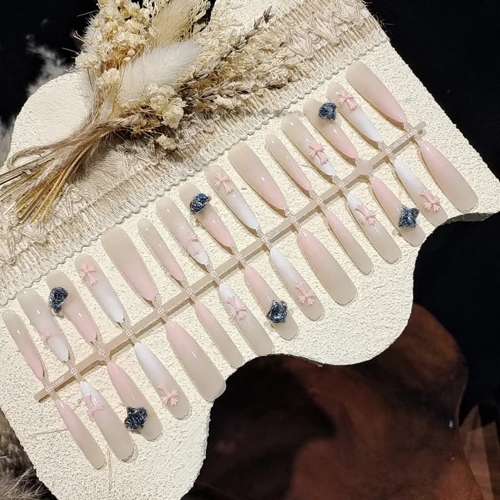 Nagelspitzen zum Aufkleben mit Sternenhimmel-Katzenauge-Design und Strasssteinen