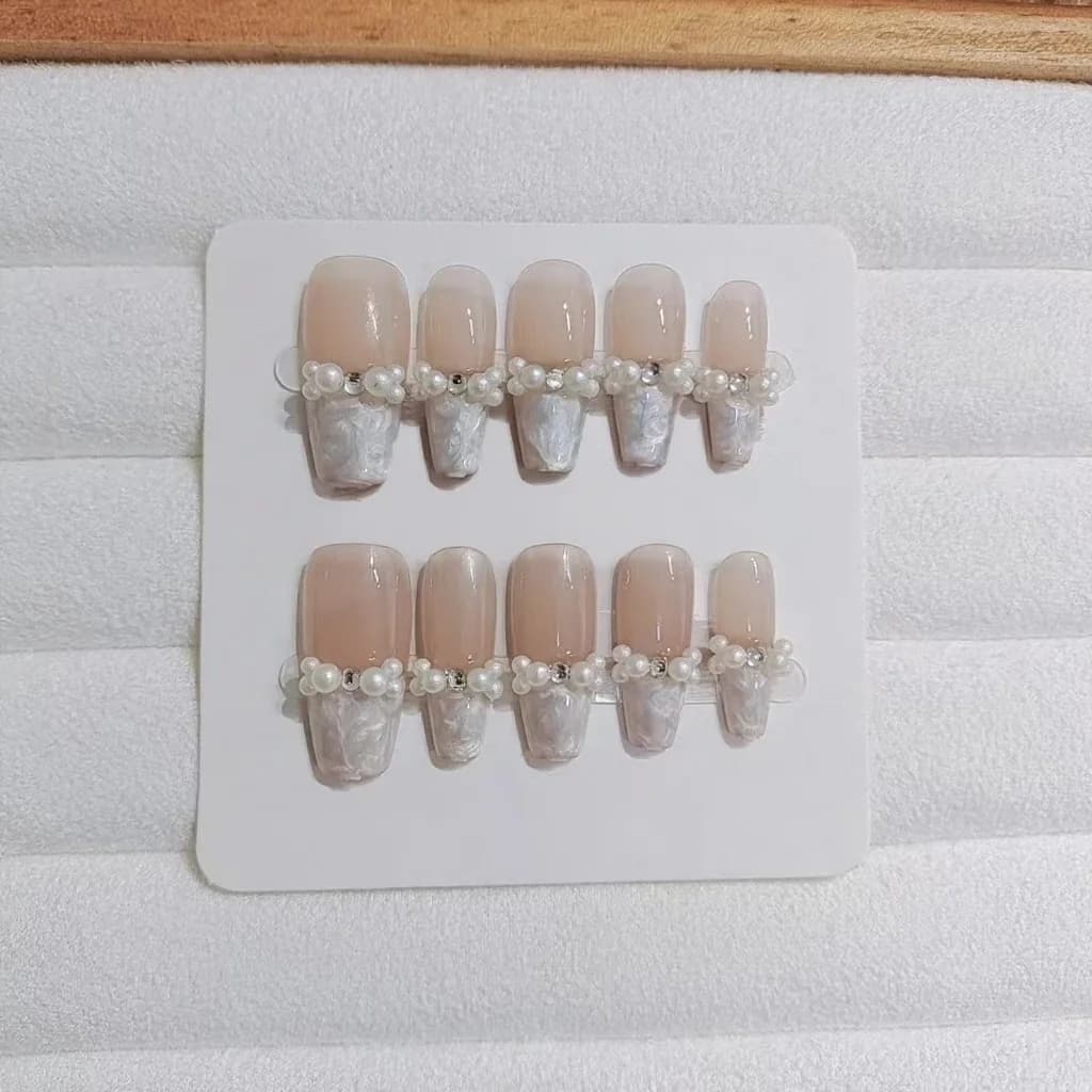 Künstliche Nägel mit Perlmutt-Optik, Perlen und Strasssteinen